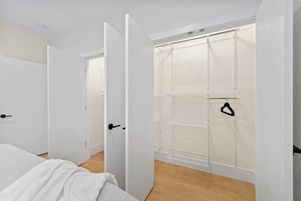 New Bright Condo Sleeping 8 by United Center