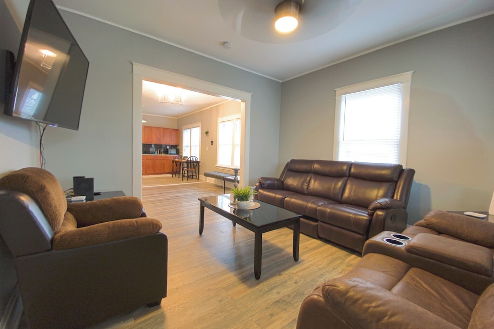 Large 6Br, 2Ba Close To Niagara Falls