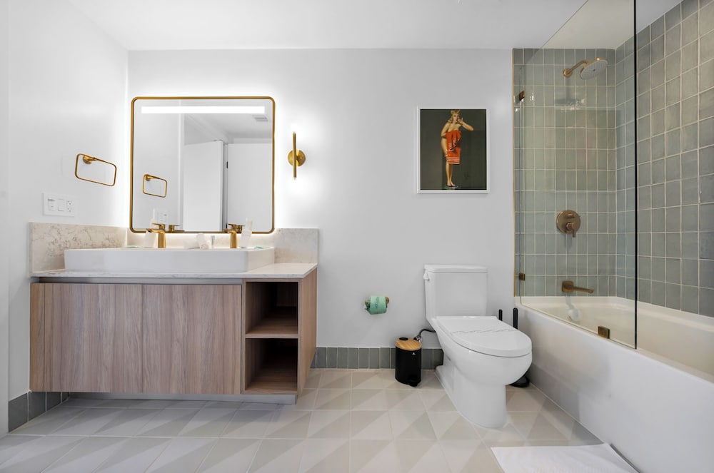 Skyline Retreat Chic 1-BR with City View