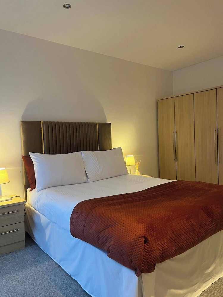 Apartmentsleeps5-city-tv-wifi-seaview
