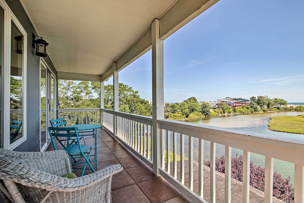 Deluxe Waterford Home w/ Views, Outdoor Bar & More view 2