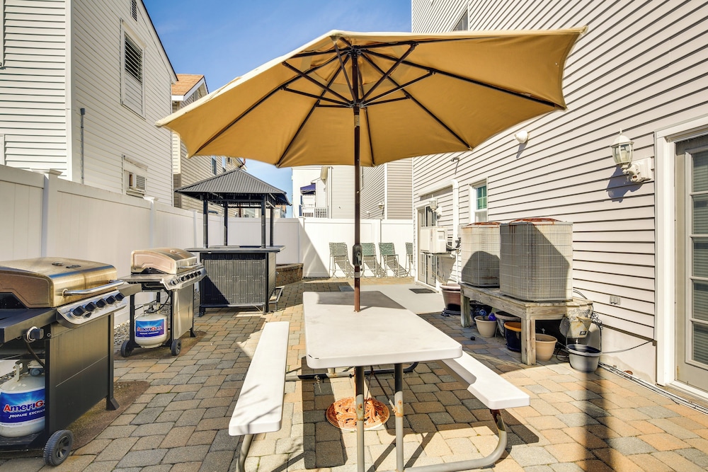 Walk to Beach: Wildwood Apt w/ Balcony!