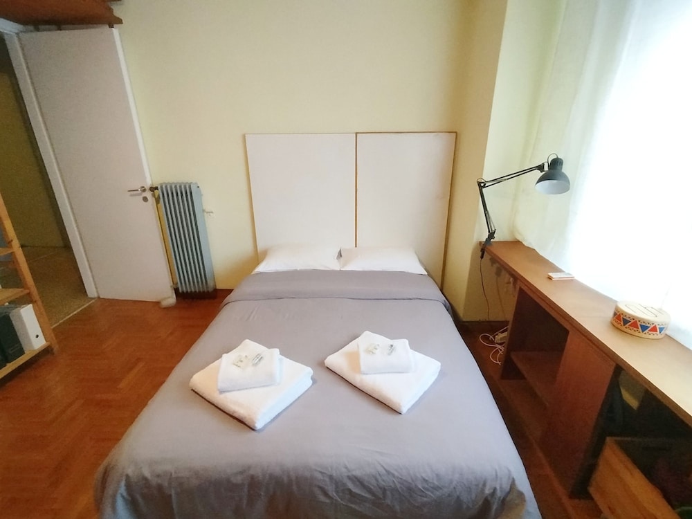 Spacious Apartment Near Parthenon for 6 Persons