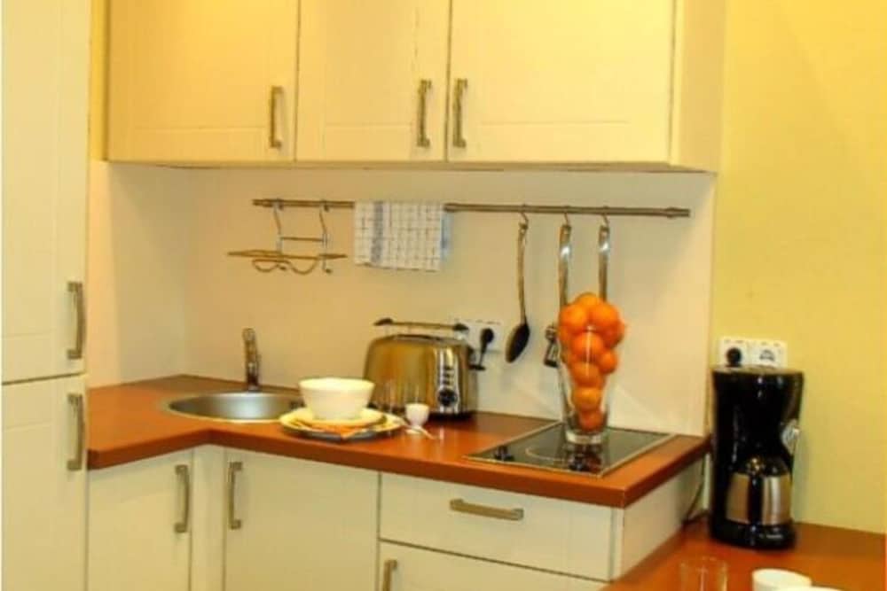 Elegant Eingerichtete Ferienwohnung en Mirow — kitchen