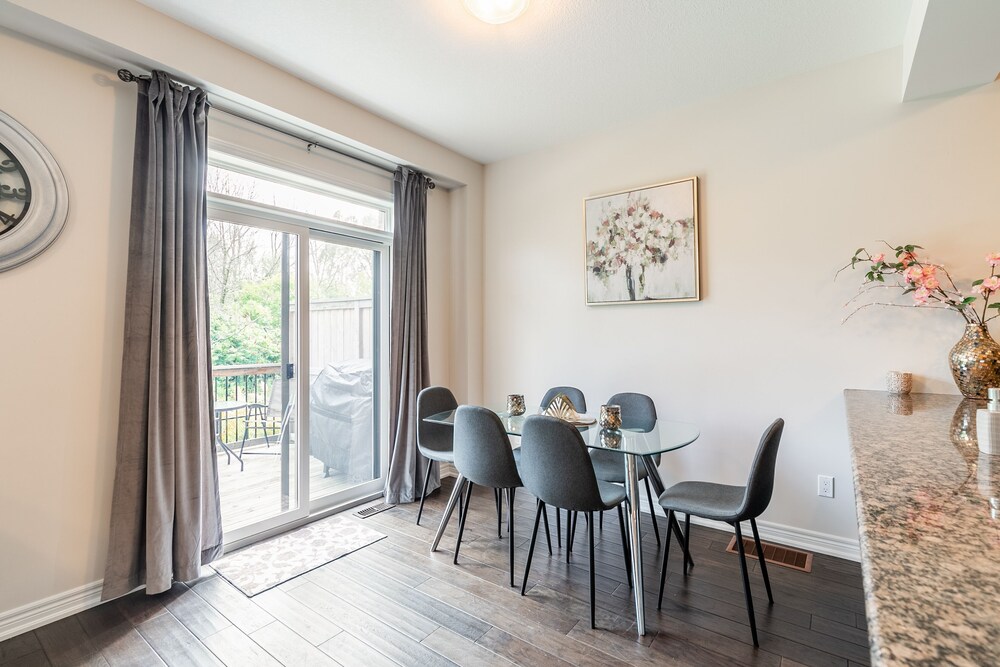 Modern 3BR 2BA Townhome in Lakeshore