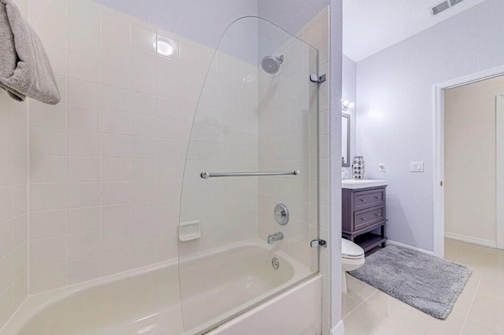 Elegant 4Br Retreat W/ Stylish Interior & Kitchen