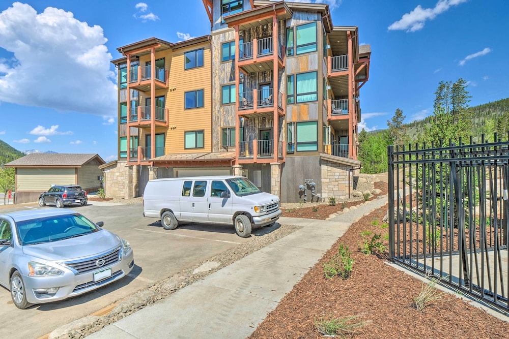7 Mi to Arapahoe Basin Ski Area: Keystone Condo view 3