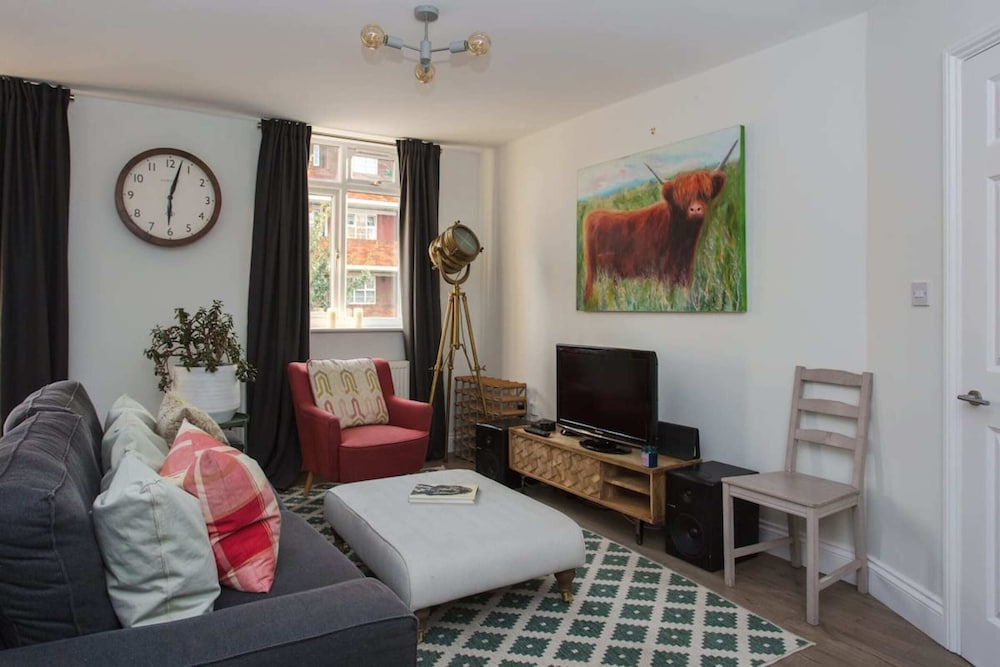 Lovely 2 Bedroom Flat Near Whitechapel Station
