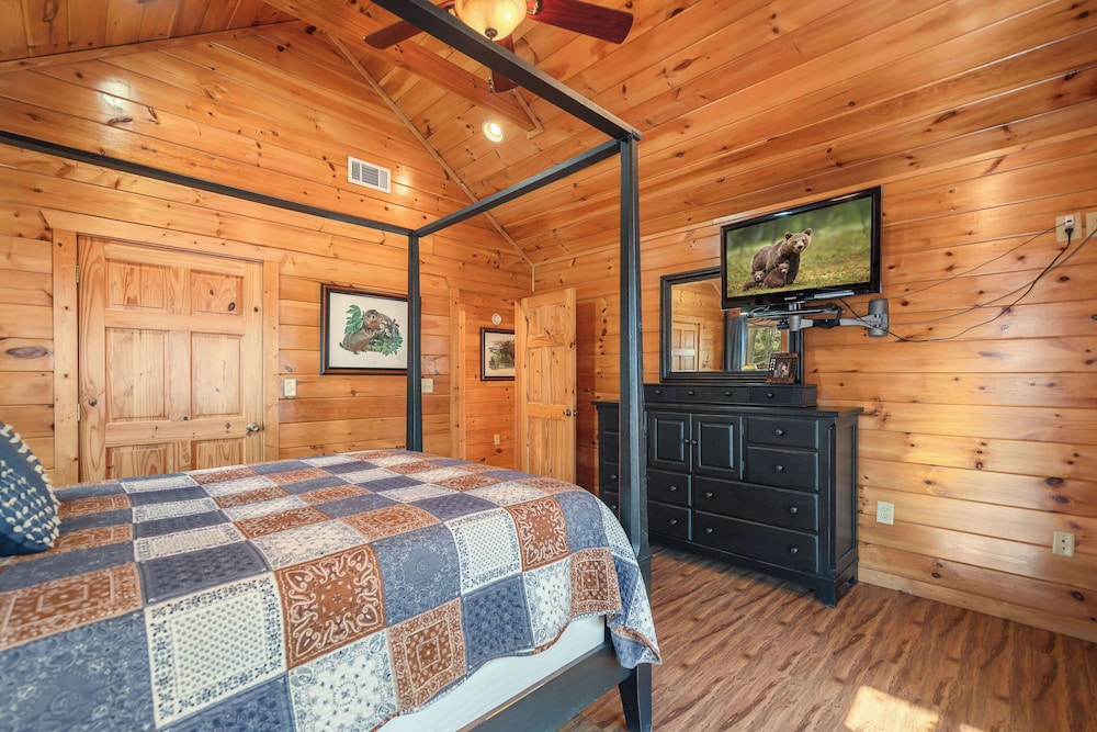 New! Riverfront Retreat Sleeps 12 Ellijay