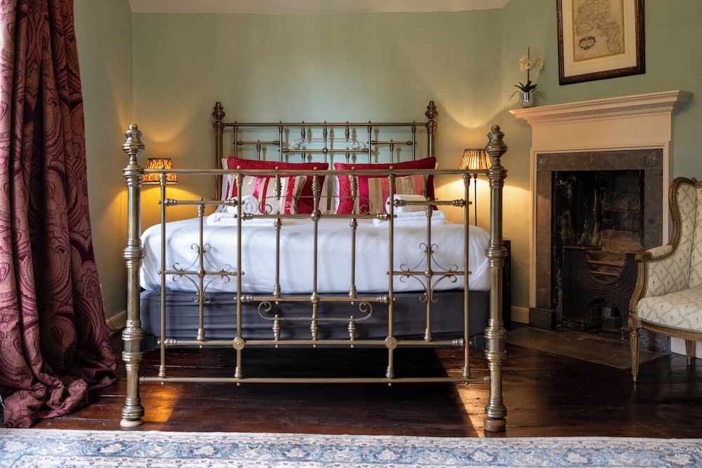Stunning 4BD Home in Worcestershire