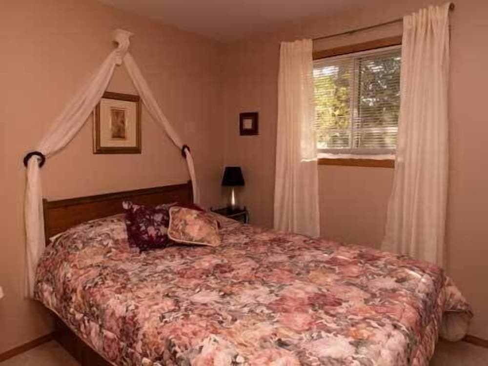 North Shore Cottages