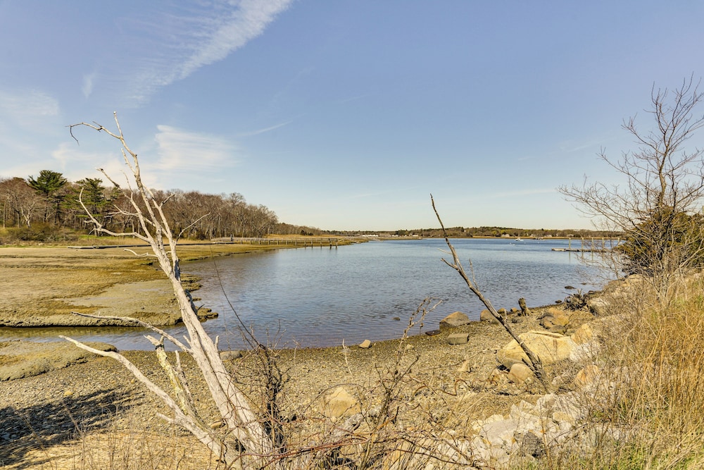 3 Mi to Cape Cod Bay: Marshfield Home w/ Balcony!