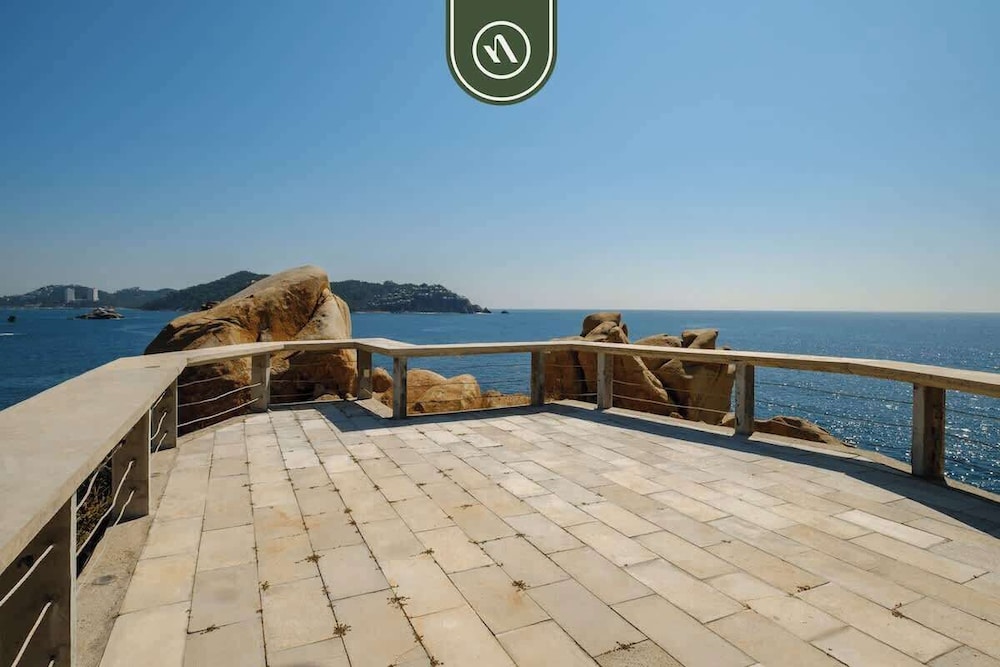 Amazing 3 BR Penthouse With Beachclub