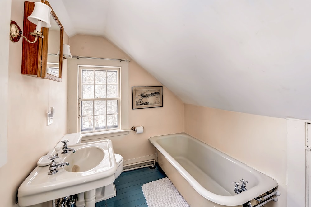 Ipswich Cottage: Beautiful Views, 5 Mins to Beach