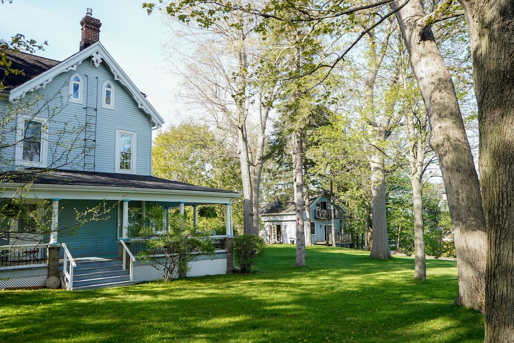 Gananoque Vacations - Waterside Inn - Property Image 1