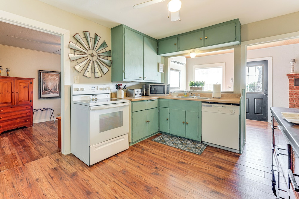 2 Mi to Landa Park: Farmhouse w/ Fire Pit!