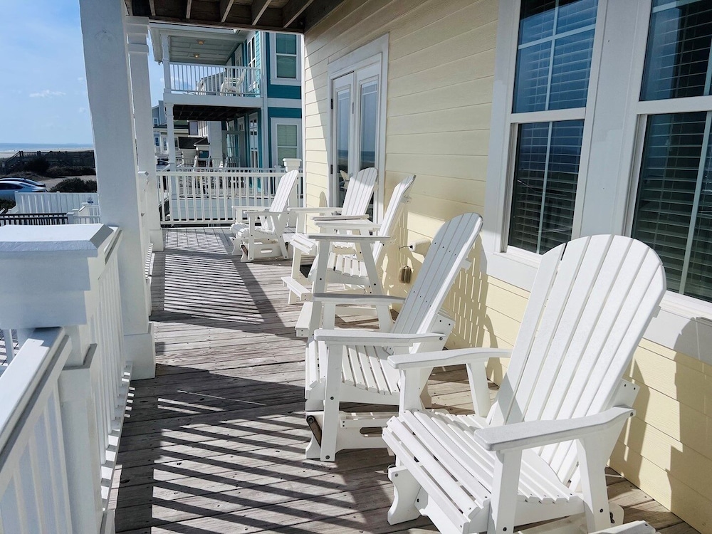 1 Ez Access 4 Bedroom Home by RedAwning