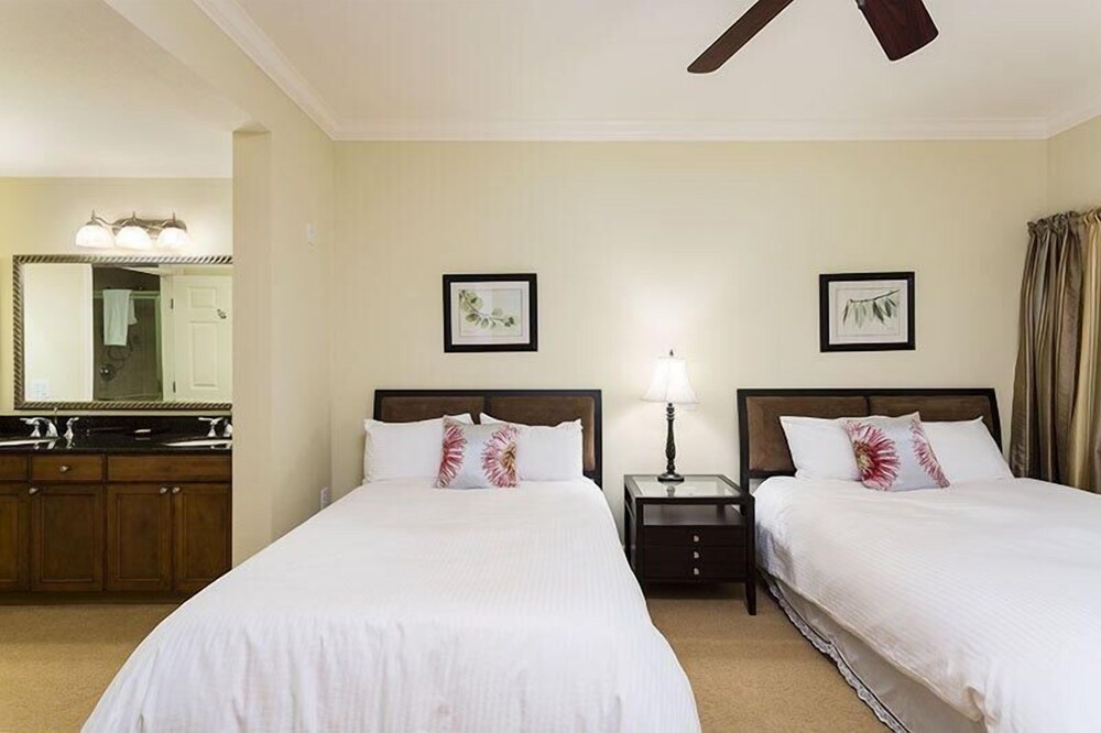 Condo Centre Court Living 3 Bedroom Reunion