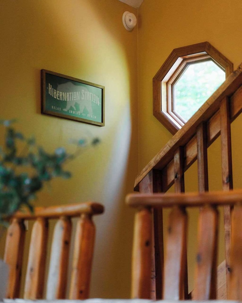 Cheerful Two Bdrm Cabin With Hot Tub & Pet Friendly