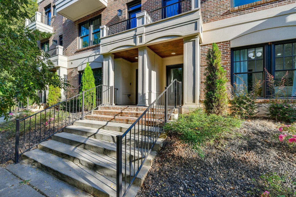 Luxe Townhome in South End Charlotte Near Uptown! view 3
