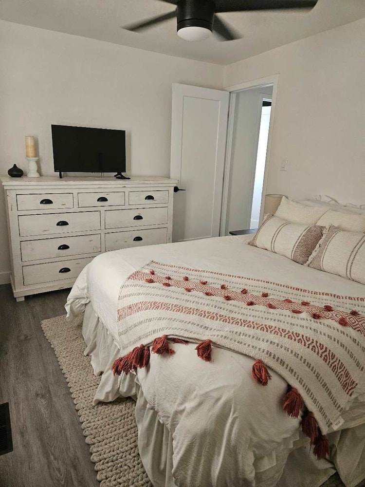 Cozy Family Haven in Sparks - Pet Friendly - Fenced Yard