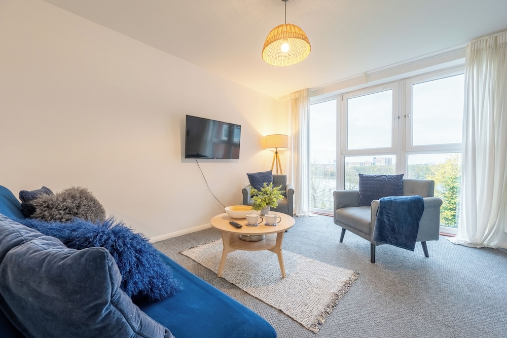 Modern 2BR Apartment with Water Views
