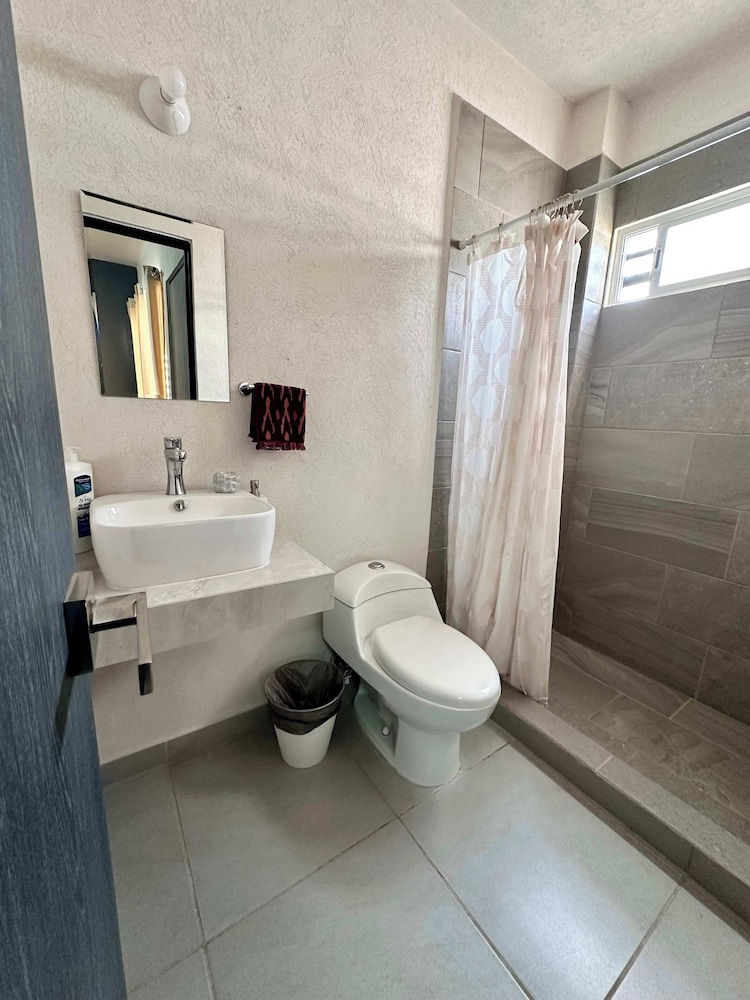 Private Jacuzzi and Pool 2 Level House