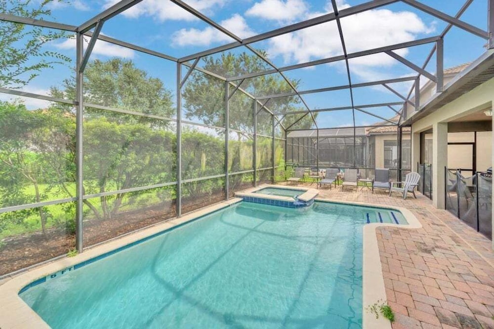 Incredible Pool Spa & Game Room Private Home! 6 Bedroom Villa