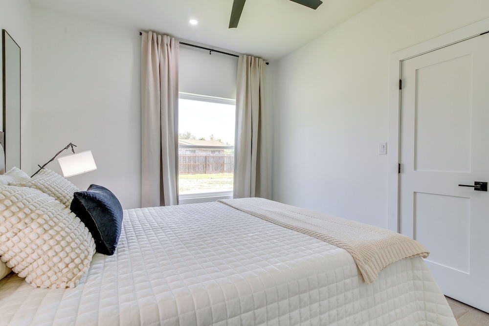 Modern Comfort: Brownsville Home Near Dtwn