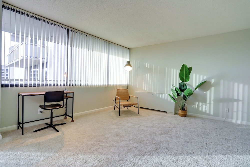 Modern Spacious Apt Crystal City