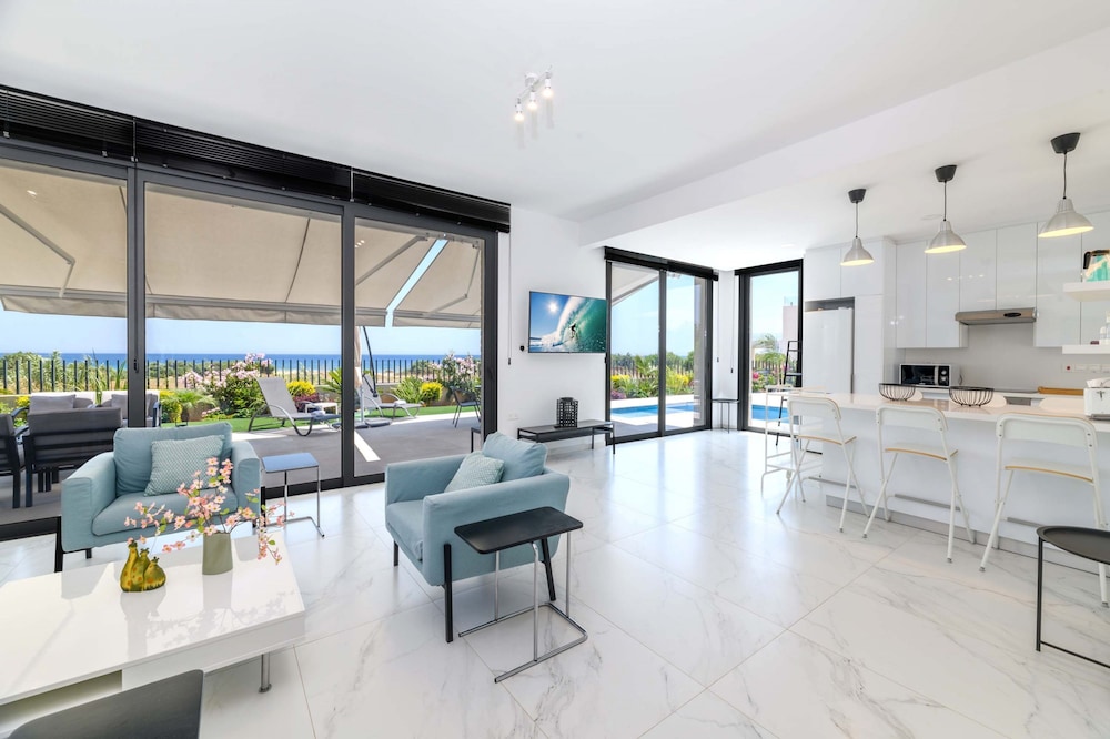 By The Beach - Emerald Seaview Villa