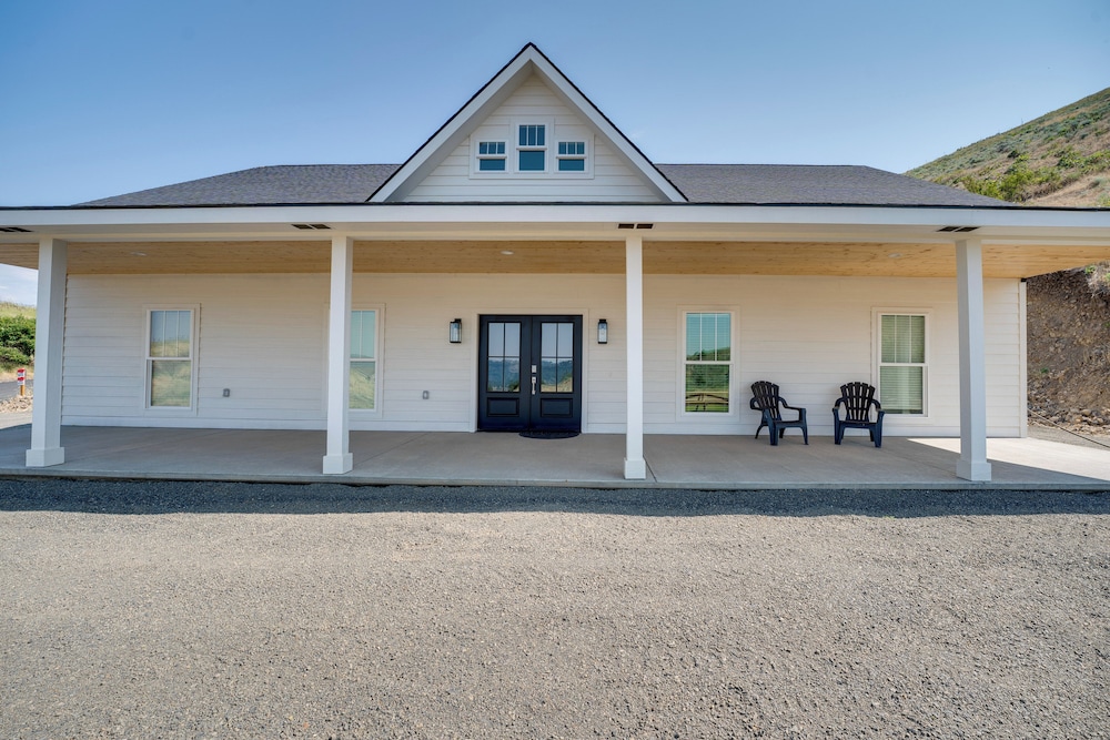 Lake Roosevelt Getaway w/ Lake + Mountain Views! view 4