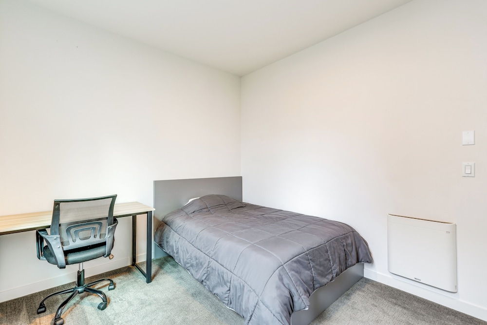 Walk to UW: Townhome w/ Rooftop Patio!