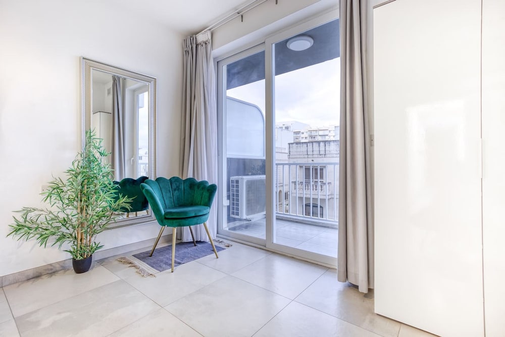 Central Msida Modern Bright Comfortable