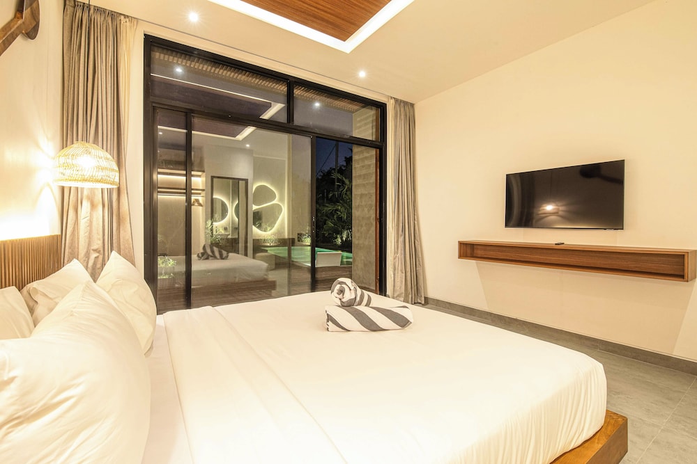 Opulent 5BR Modern Villa 400m From the Ocean