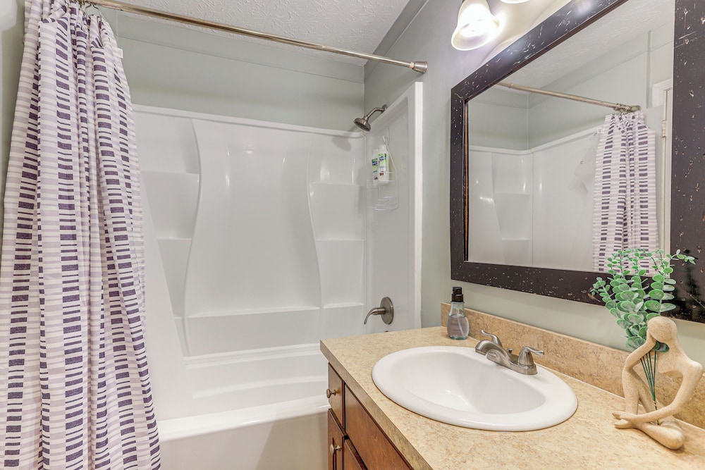 Steps to Park: Dog-friendly Condo in Conyers!