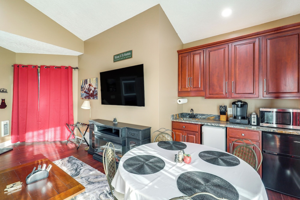 3 Mi Beech Mtn Resort: Cozy Studio w/ Deck & View!