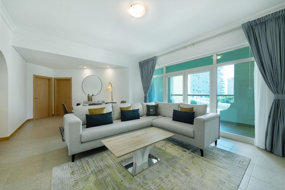 Stylish Apt With Large Patio Close to the Beach