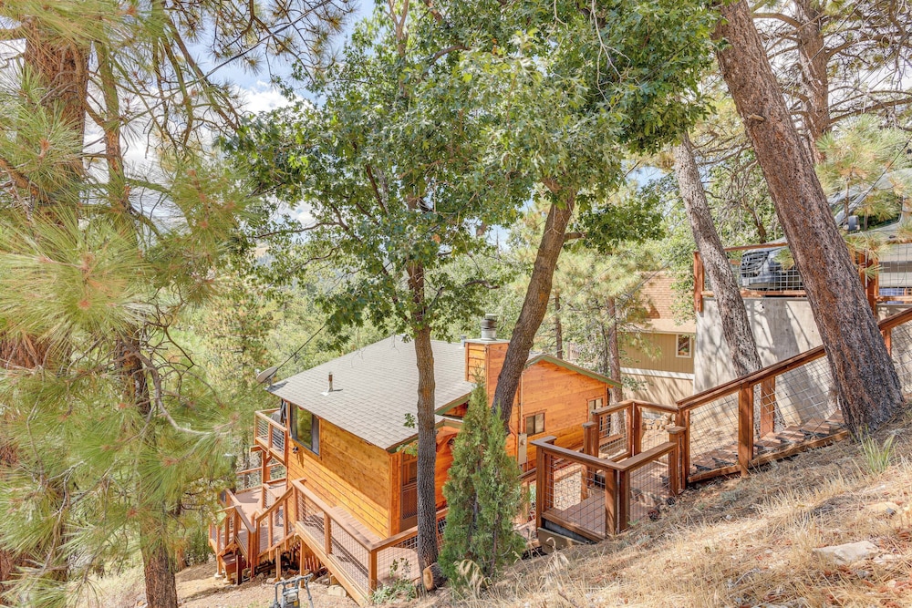 1 Mi to Skiing: Mtn-view Cabin in Big Bear Lake