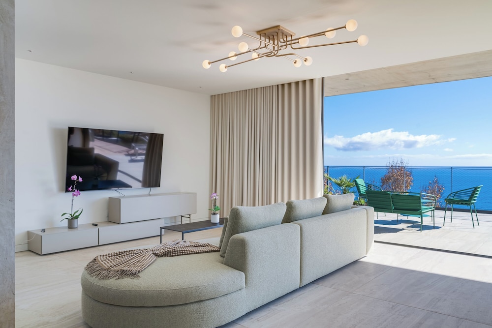 RJS Savoy Monumentalis