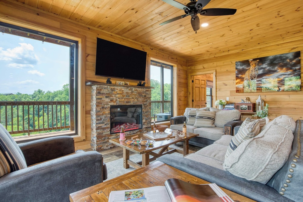 Lions Landing by Avantstay Sleeps 18 Hot Tub Game Room Views Near Pigeon Forge