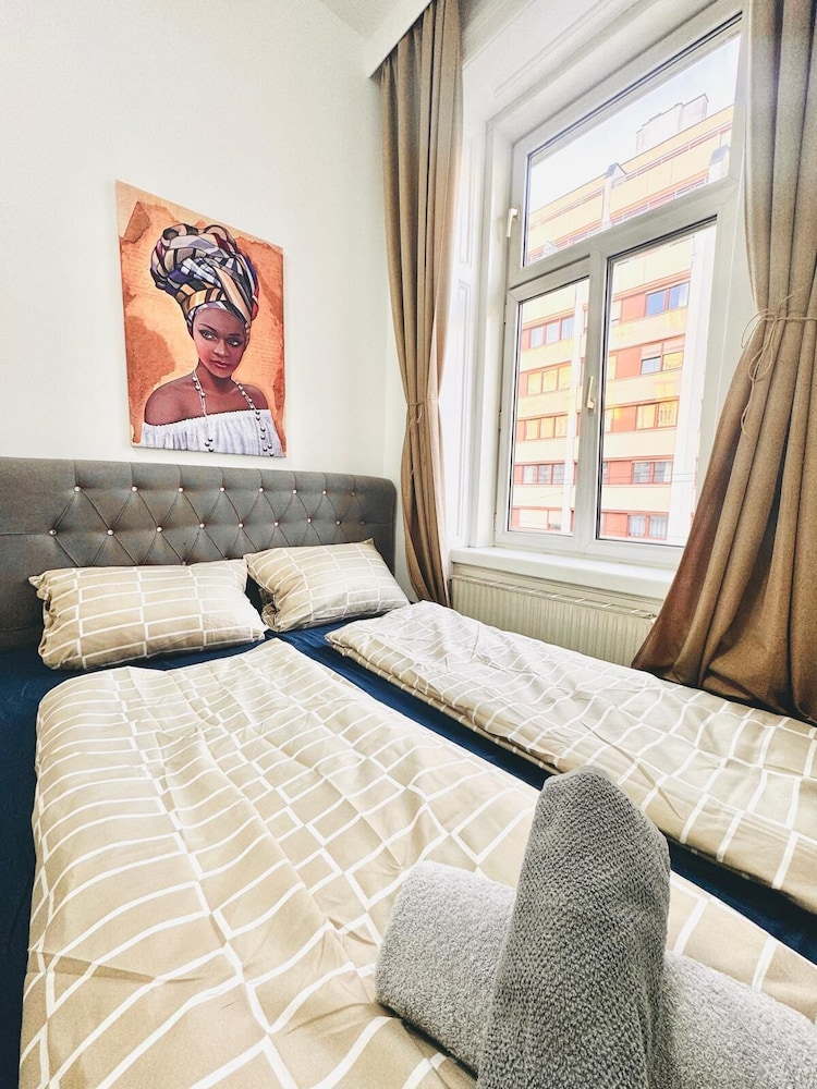 Family 9BR Apartment Near Augarten