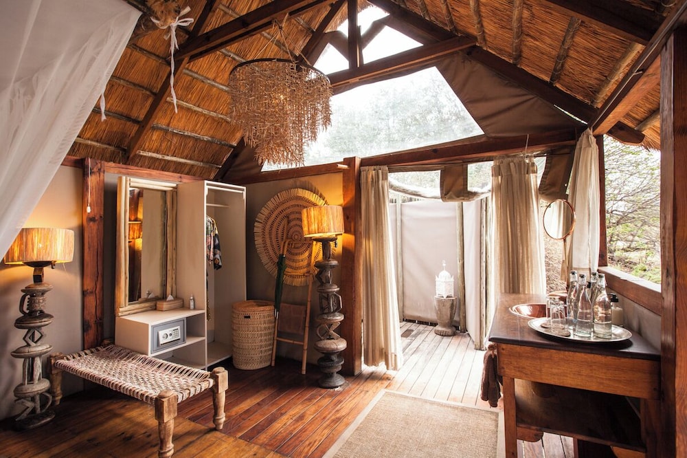 Sindabezi Island Camp