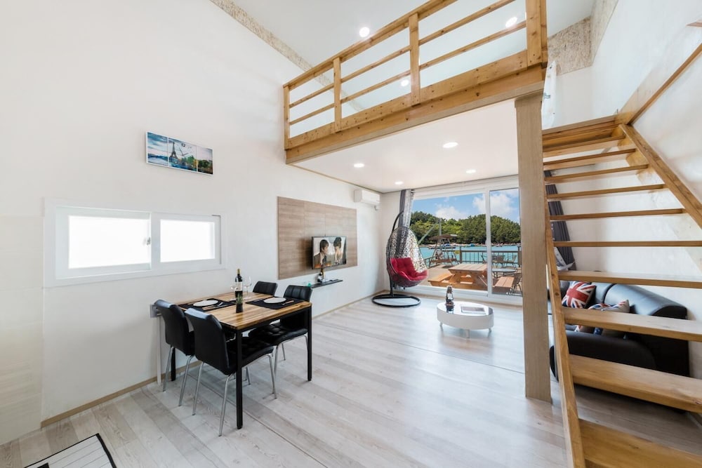 Yeosu Dolsanmaru Pension