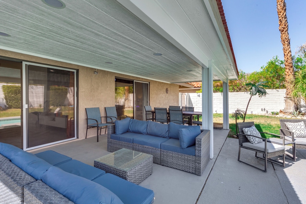 Game Room, Hot Tub & Mtn Views: Palm Springs Gem