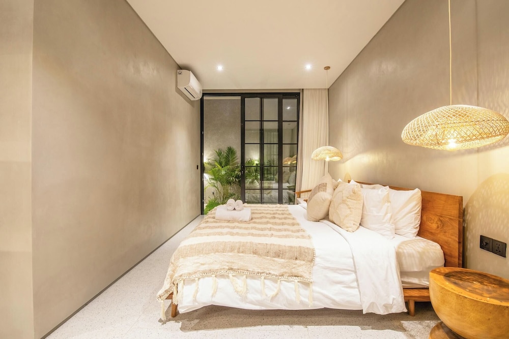 Stylish 5BR Boho Hideaway, 5 Minutes Bingin Beach