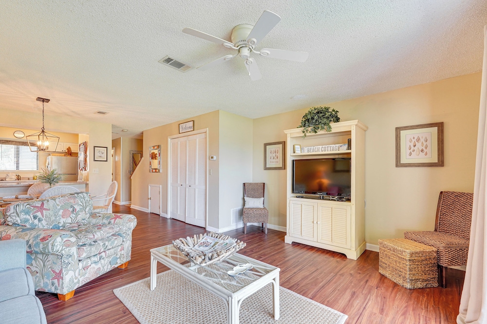 Breezy PCB Retreat w/ Balcony - Walk to Beach!
