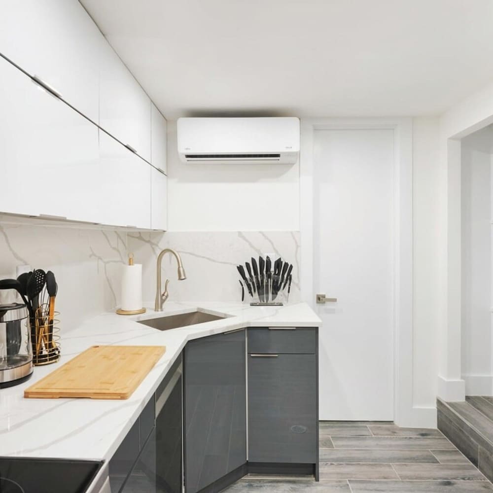 317-1d New 2BR Duplex W D Private Backyard
