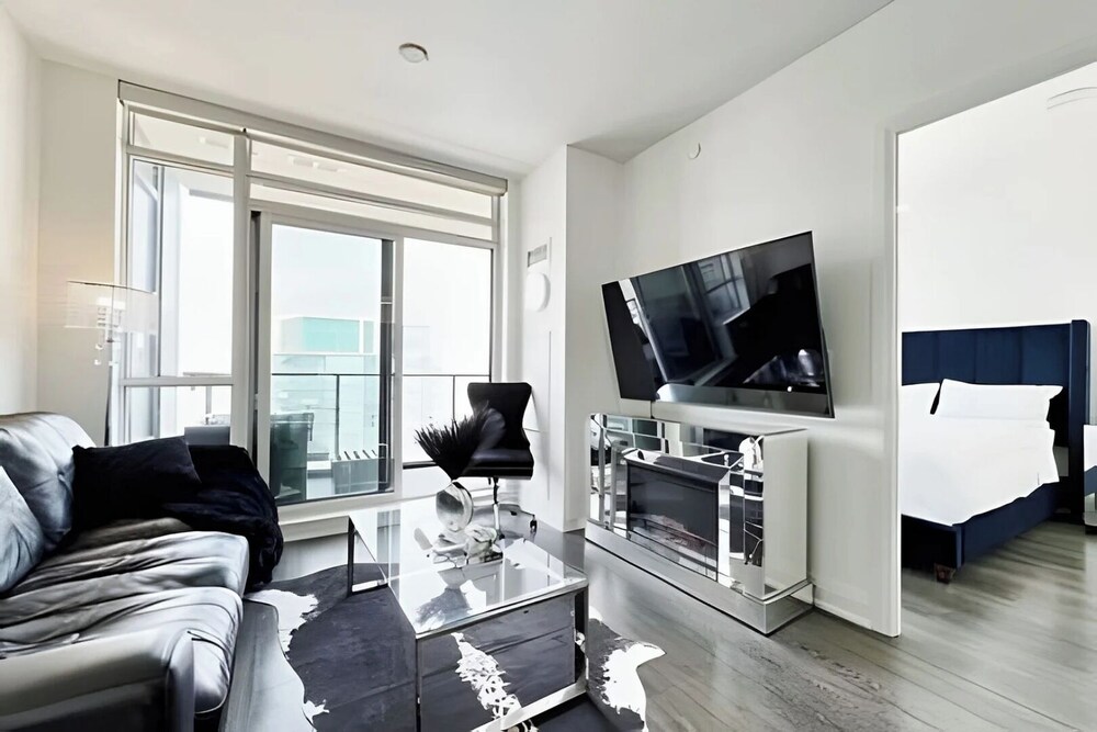 Lanterra Downtown Cn Tower - Image 3