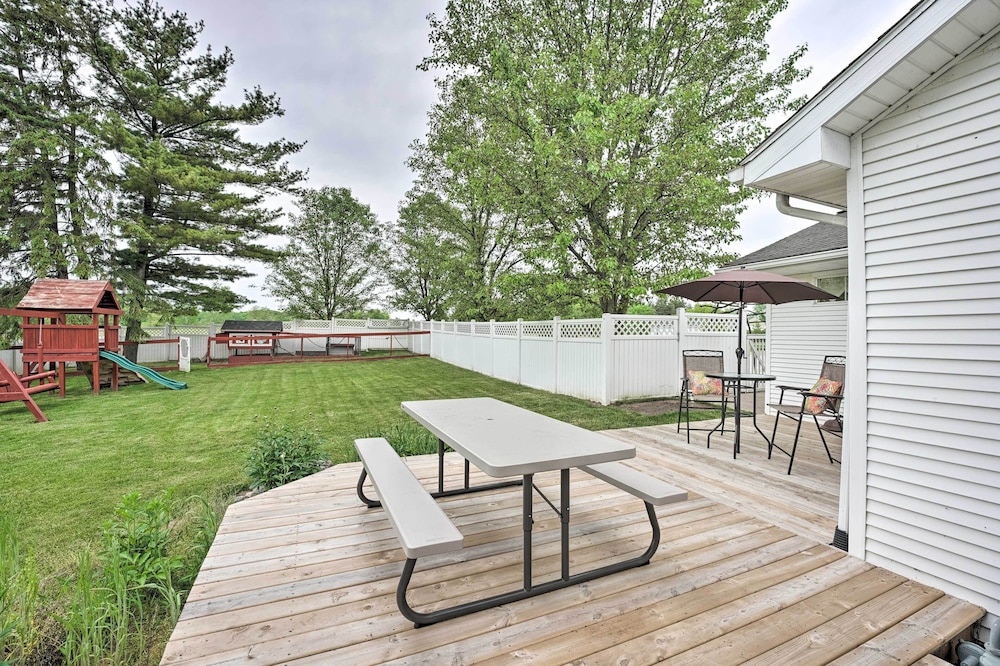 Beautiful Irish Hills Farmhouse w/ Fire Pit!